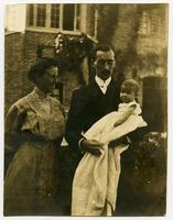 Laura Barnett McComb Muller, Hugo Arthur Muller, and baby Ruth, 1911.